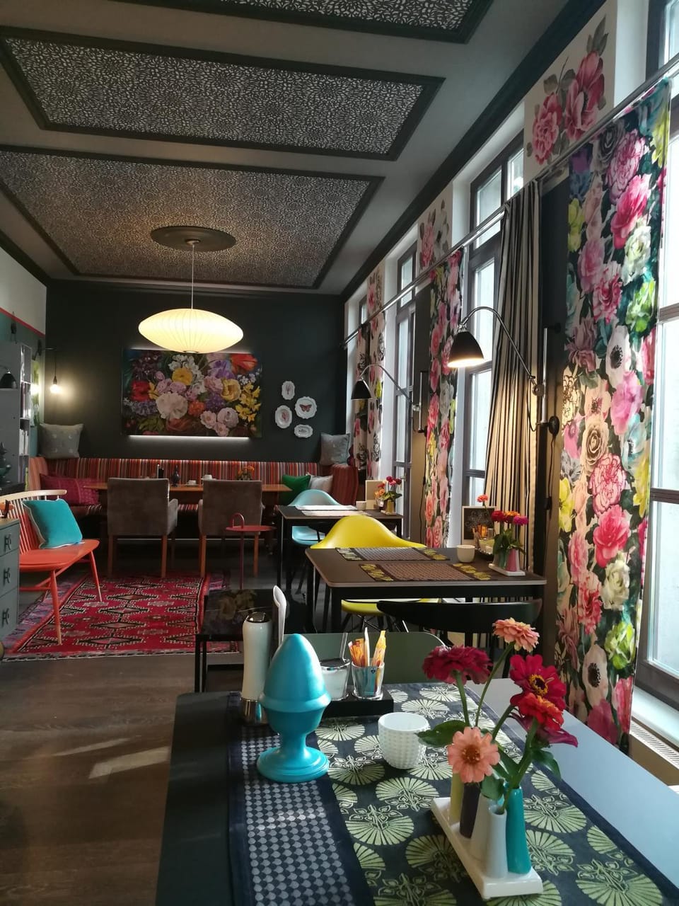 Restaurant/places to eat, Seating area