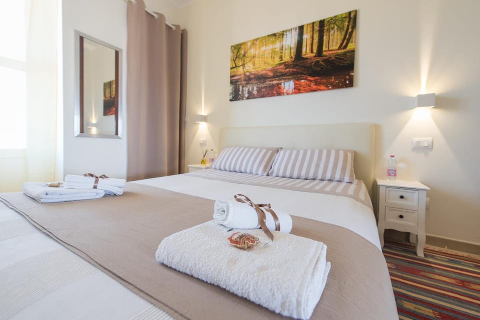 Bed, Photo of the whole room, Bedroom, Drinks