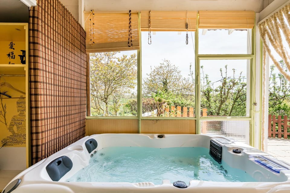 Hot Tub, Spa and wellness centre/facilities, Garden view