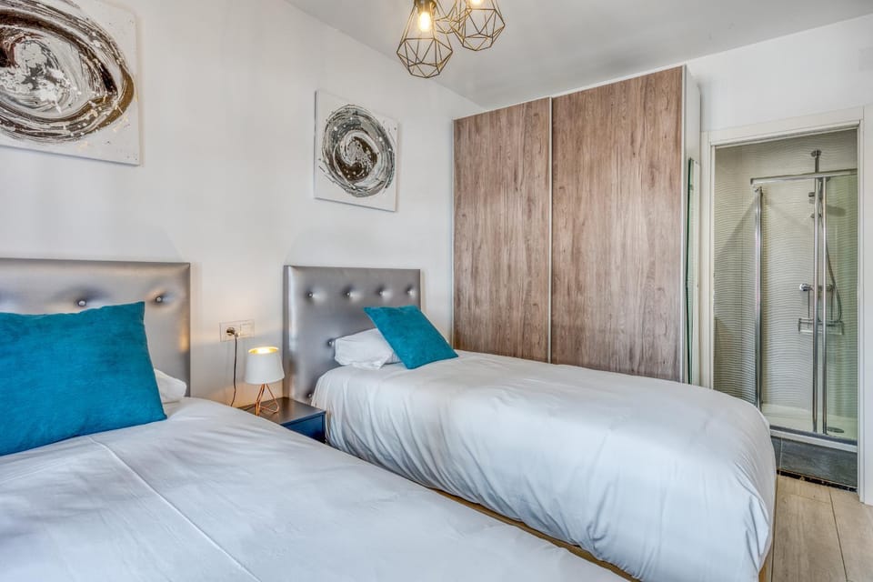 Shower, Bed, Bathroom, Photo of the whole room, Bedroom, internet, wardrobe
