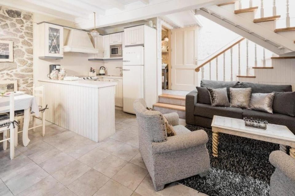 Kitchen or kitchenette, Seating area, Dining area