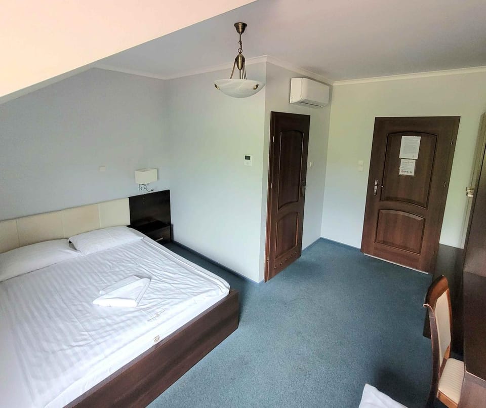 Bed, Photo of the whole room, Bedroom, wardrobe, air conditioner