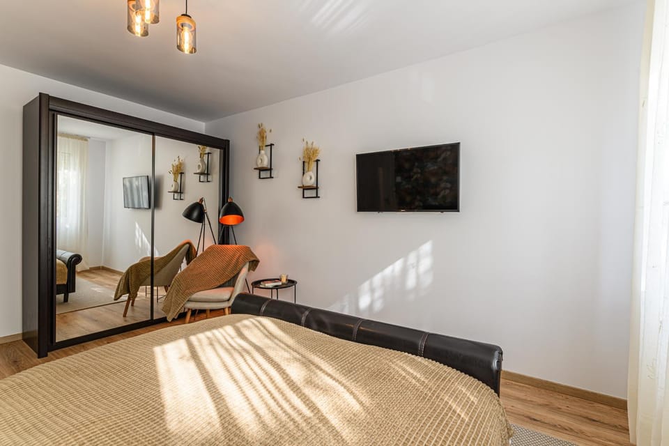 Bed, TV and multimedia, Bedroom