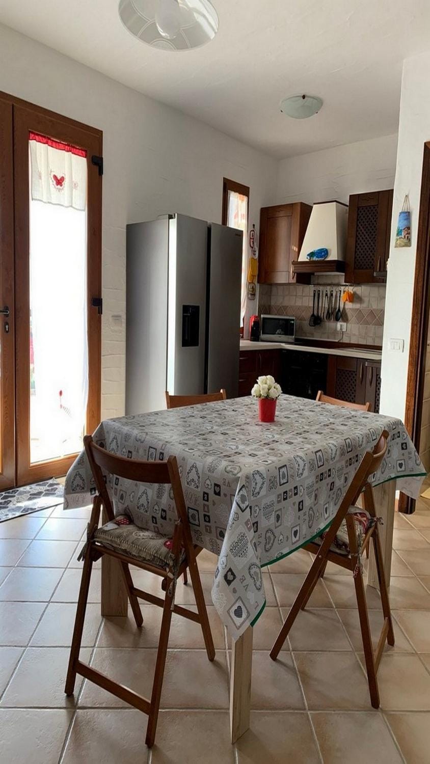 Kitchen or kitchenette, dishwasher, oven