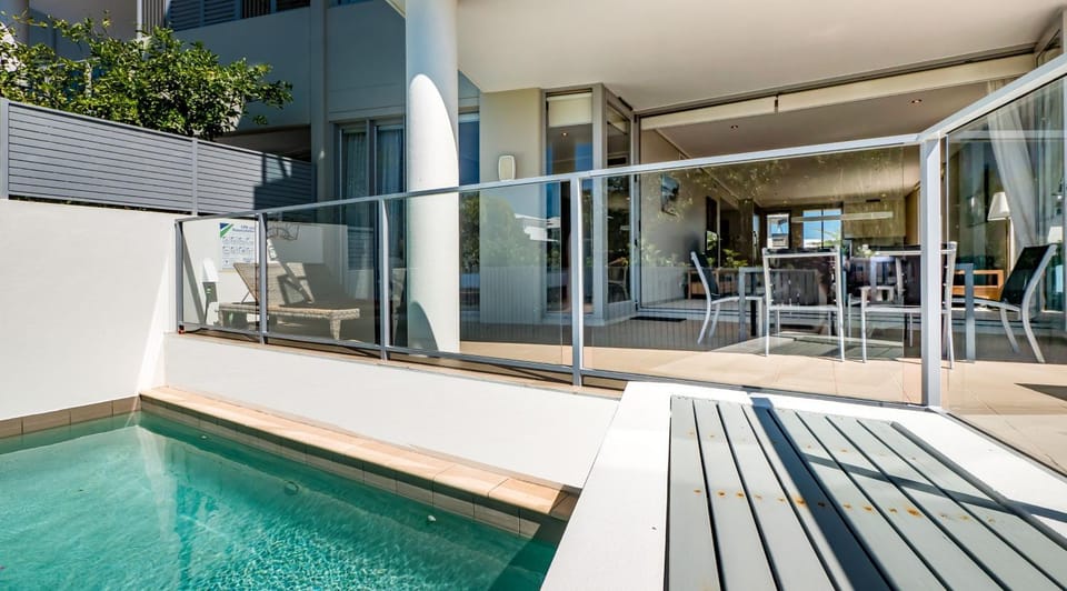 Balcony/Terrace, Pool view, Swimming pool, sunbed