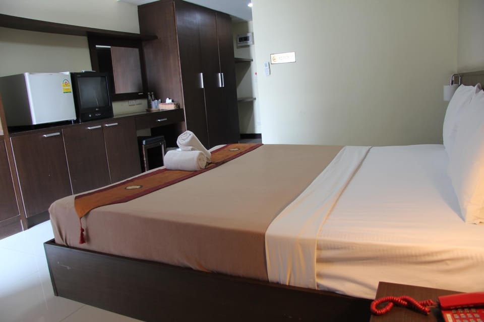Shower, Toilet, Bathroom, TV and multimedia, Bedroom