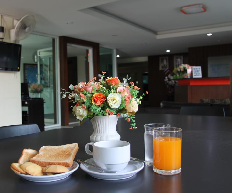 Restaurant/places to eat, Lobby or reception, Dining area, Breakfast