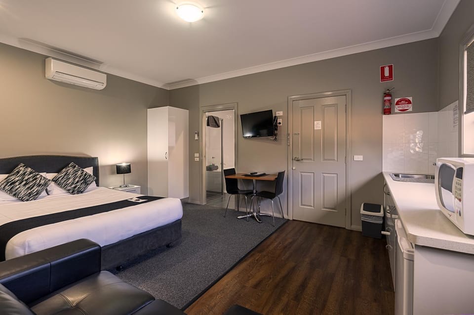 Coffee/tea facilities, Kitchen or kitchenette, Living room, Seating area, Dining area, Bedroom