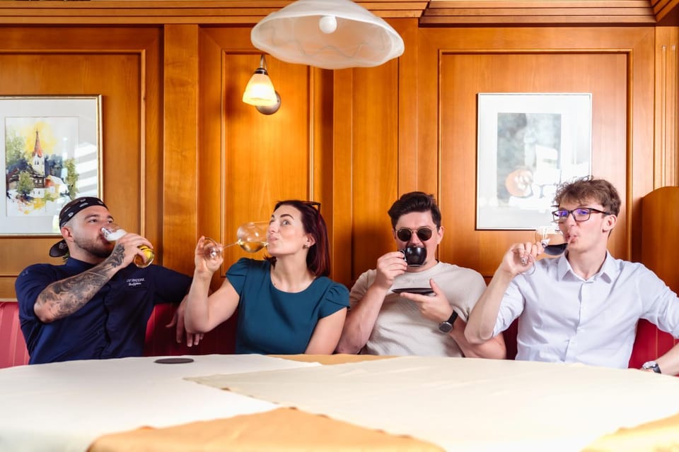 People, Lounge or bar, Food and drinks, Drinks, Alcoholic drinks