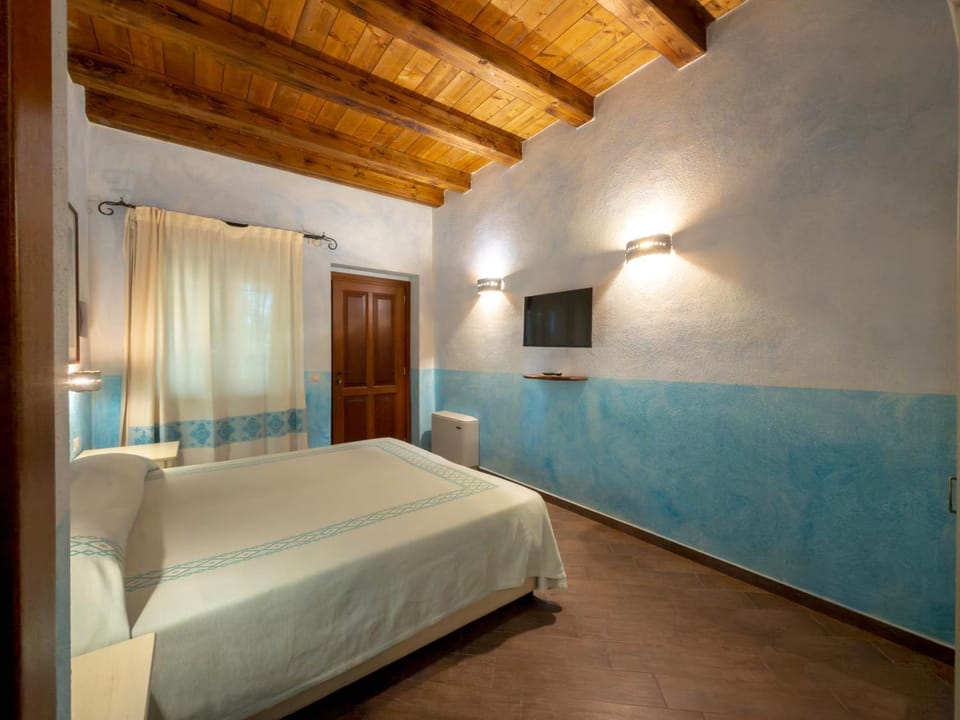 Bed, TV and multimedia, Photo of the whole room