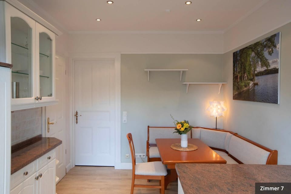 Kitchen or kitchenette, Seating area, Dining area