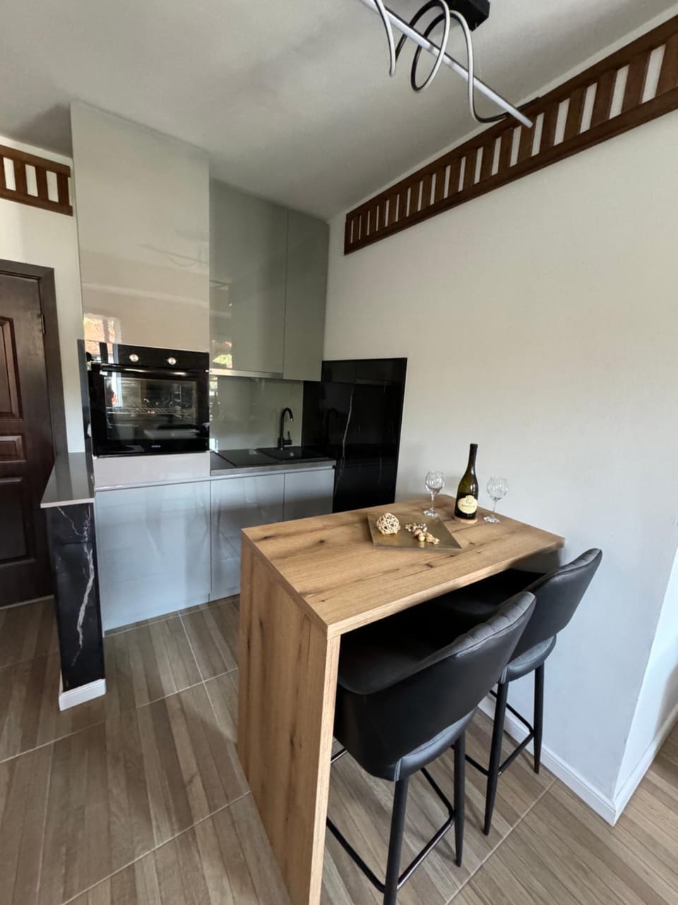 Kitchen or kitchenette, Dining area, oven, stove