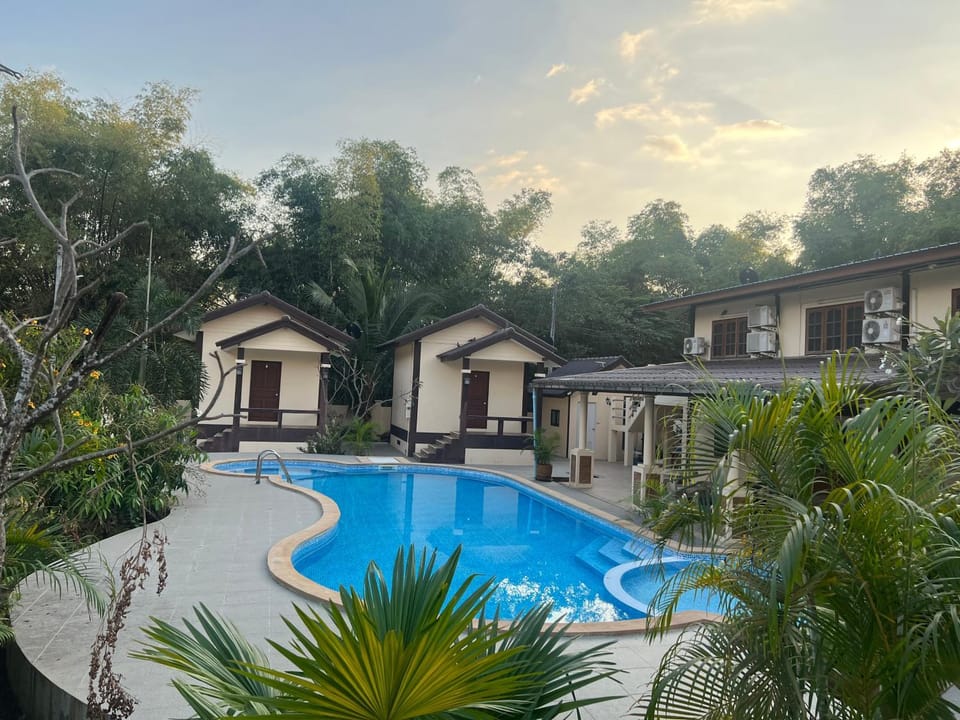 SUNRAY Guesthouse สุนันท์บ้านพักริมคลอง Bed and Breakfast in Thailand