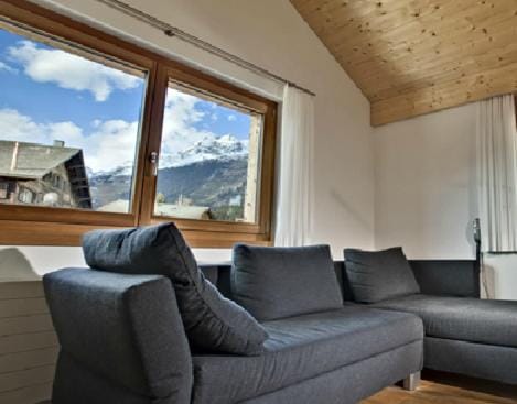 Day, Living room