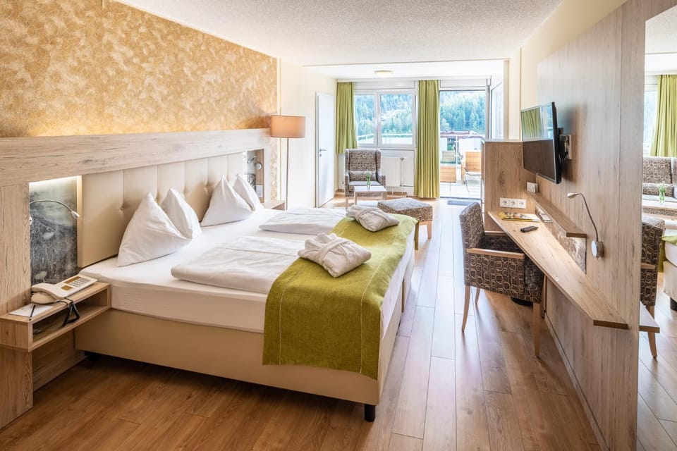 Bed, Photo of the whole room, Seating area, Bedroom