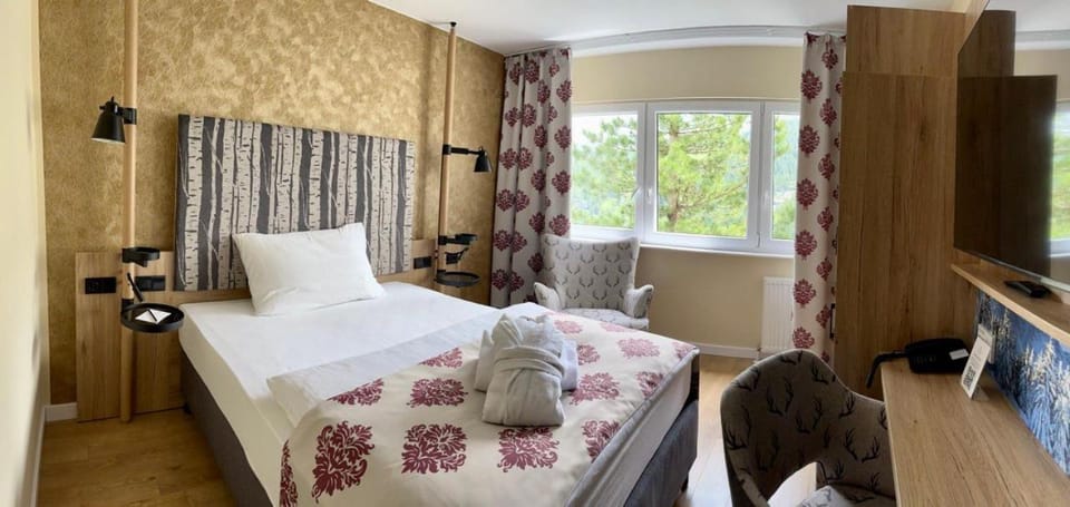 Bed, TV and multimedia, Photo of the whole room, Bedroom