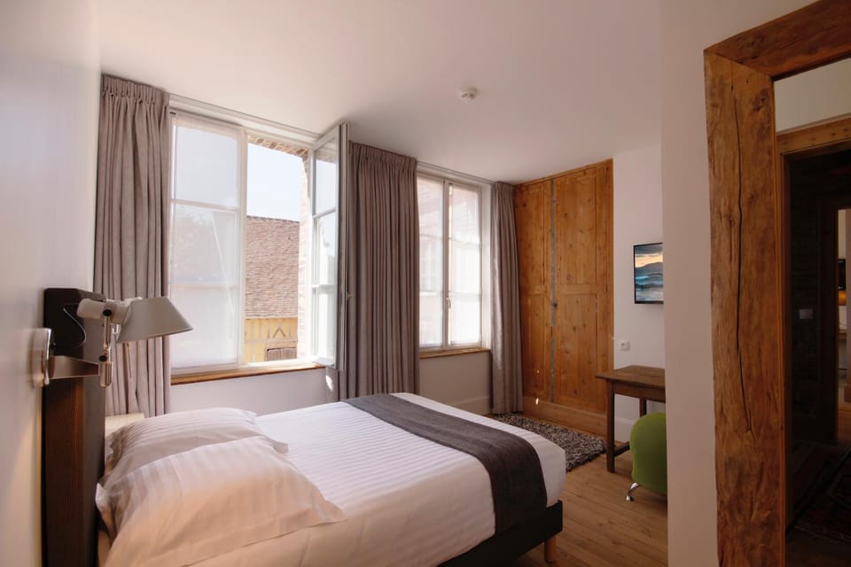 Bed, Photo of the whole room, Garden view