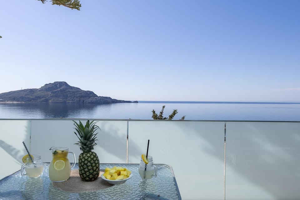 Natural landscape, View (from property/room), Balcony/Terrace, Dining area, Sea view