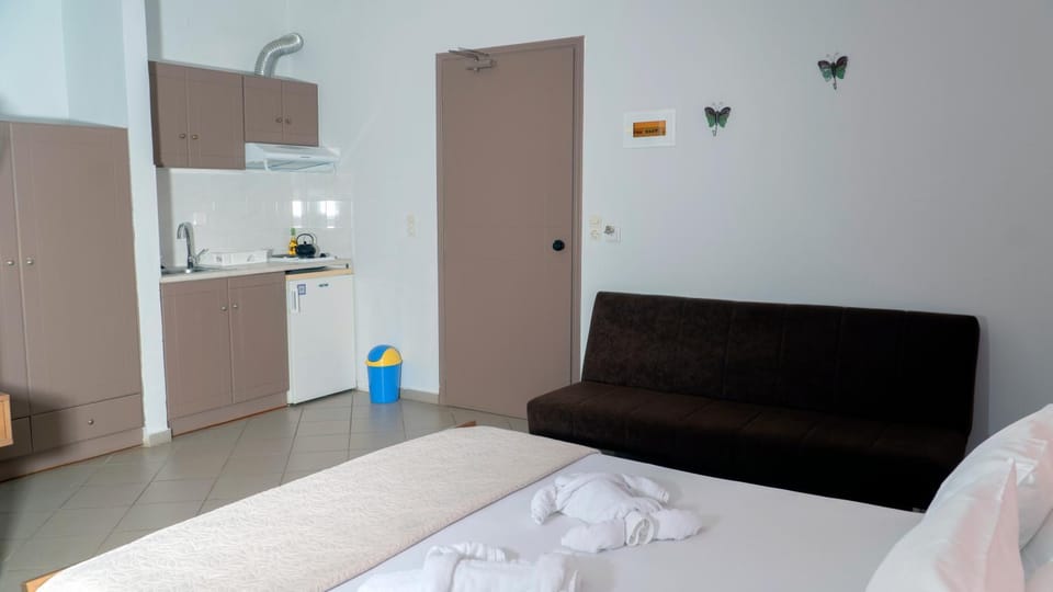 Bed, Kitchen or kitchenette, Seating area, Bedroom, wardrobe