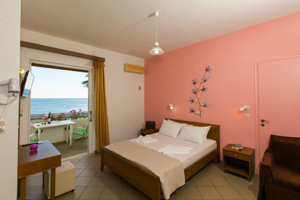 Bed, TV and multimedia, View (from property/room), Photo of the whole room, Sea view