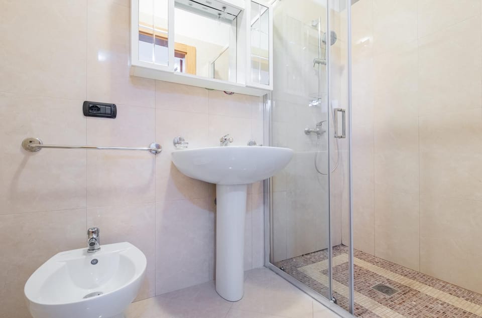 Shower, Toilet, Bathroom, towels