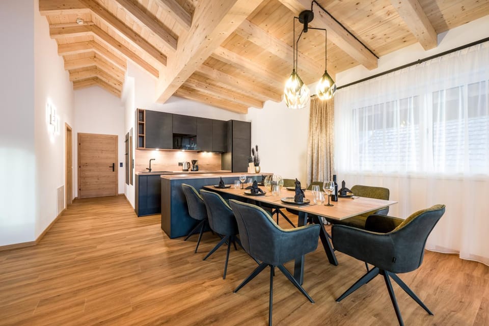 Dining area, kitchen