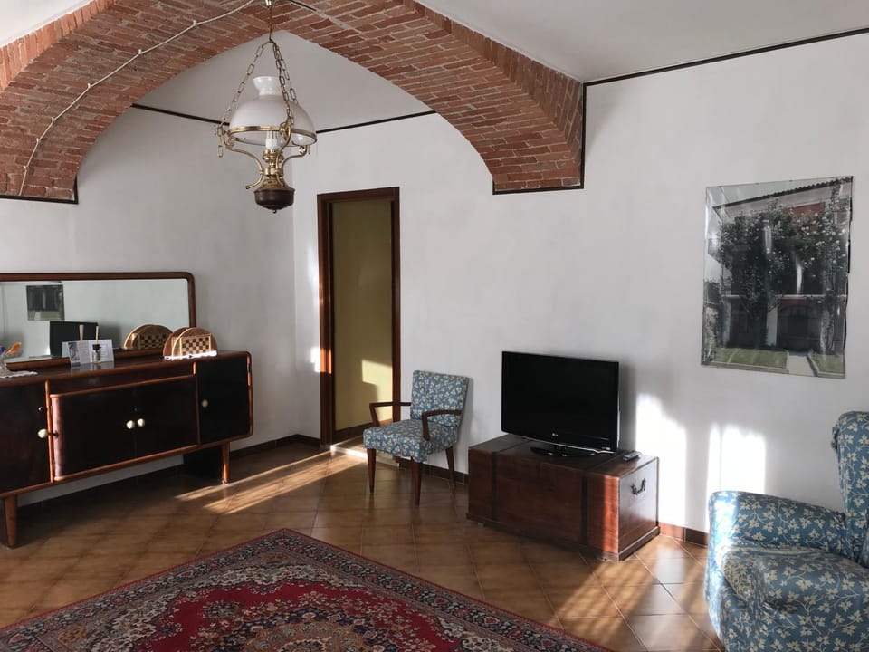 Communal lounge/ TV room, TV and multimedia, Living room, Seating area