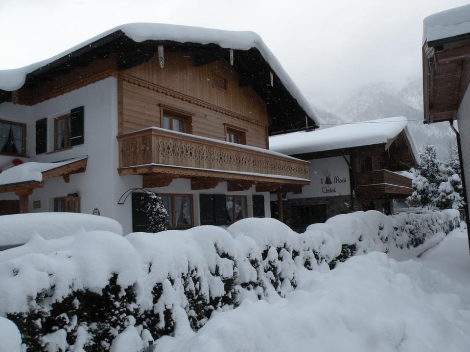 Property building, Facade/entrance, Day, Activities, Winter, Ski School, Skiing, Sports, Time of day