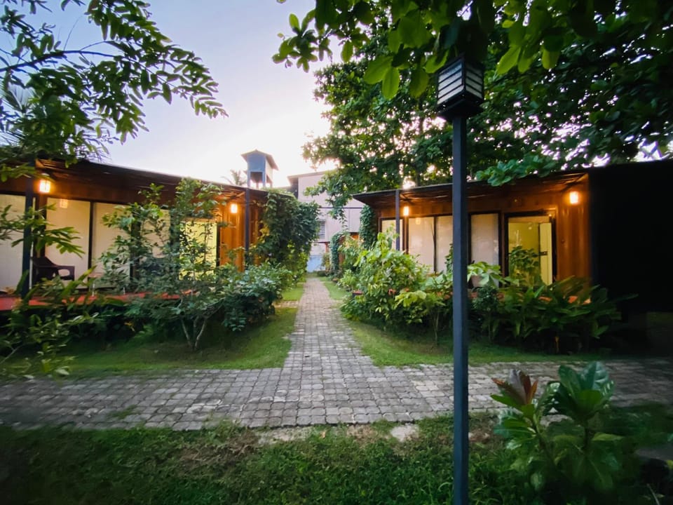 Property building, Spring, Day, Natural landscape, Garden, Garden view