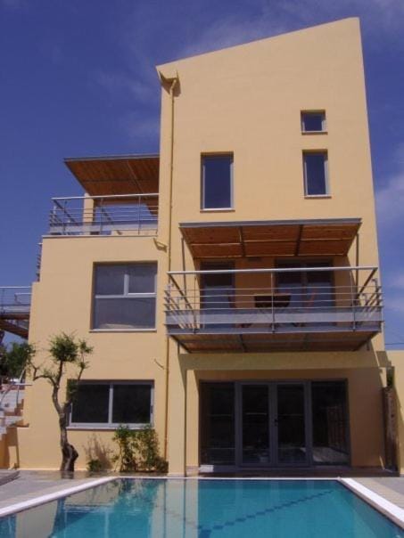 Property building, Day, Swimming pool