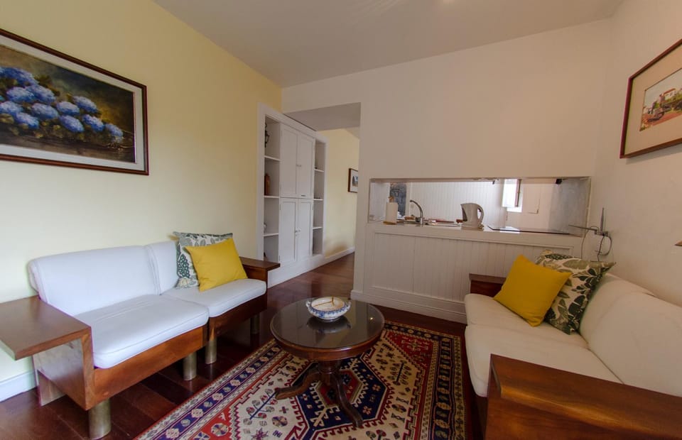 Coffee/tea facilities, Kitchen or kitchenette, Living room, Dining area, Communal kitchen