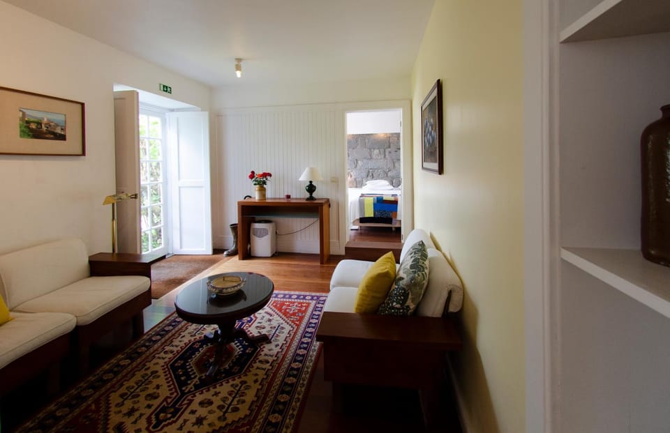 Coffee/tea facilities, Kitchen or kitchenette, Living room, Dining area