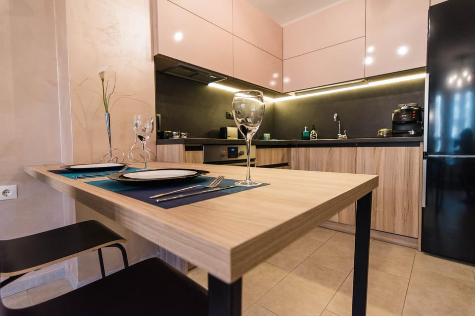 Kitchen or kitchenette, Dining area