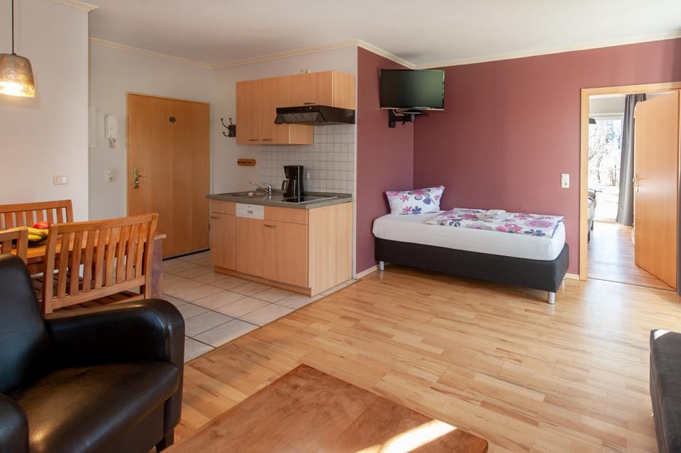 Bed, Kitchen or kitchenette, Living room, Seating area, Dining area