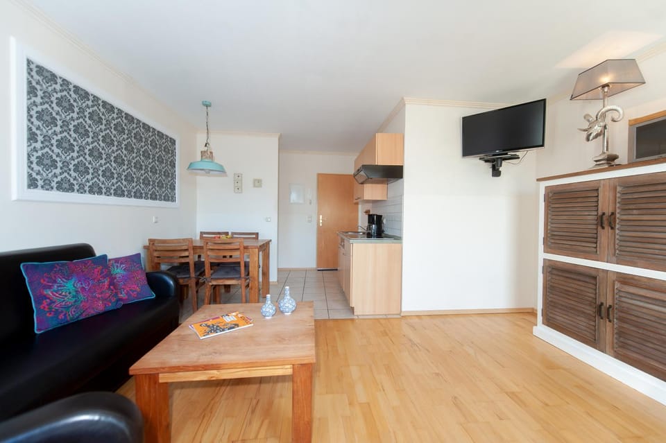 Kitchen or kitchenette, Living room, Seating area, Dining area
