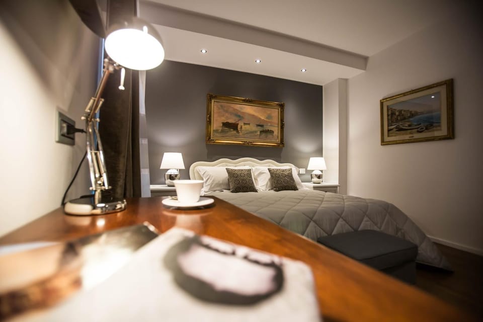 Bed, Photo of the whole room, Seating area, Bedroom