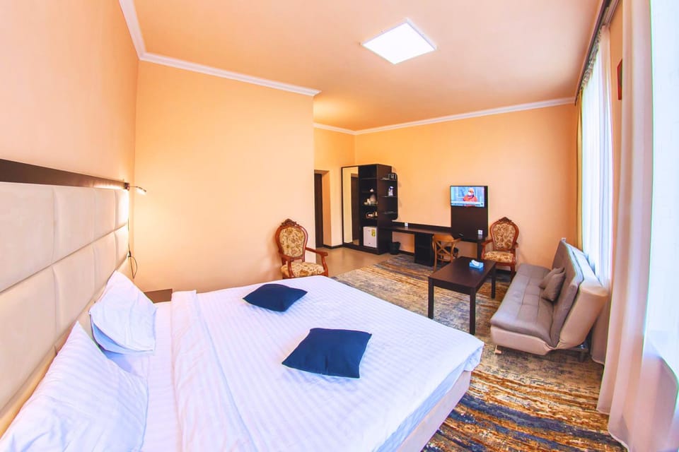 Bed, TV and multimedia, Seating area, hair dresser, wardrobe