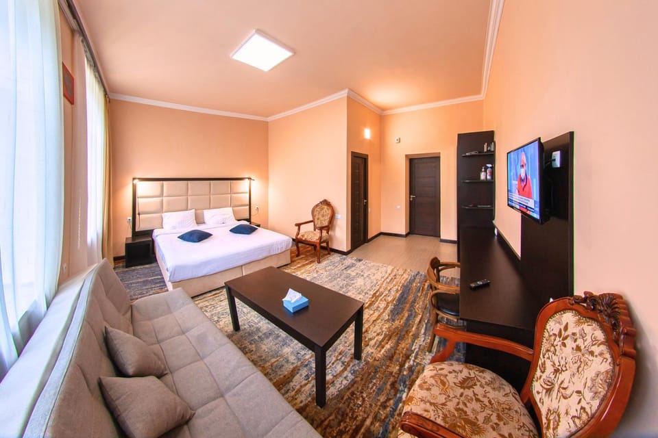 Communal lounge/ TV room, TV and multimedia, Photo of the whole room, Seating area, hair dresser, wardrobe