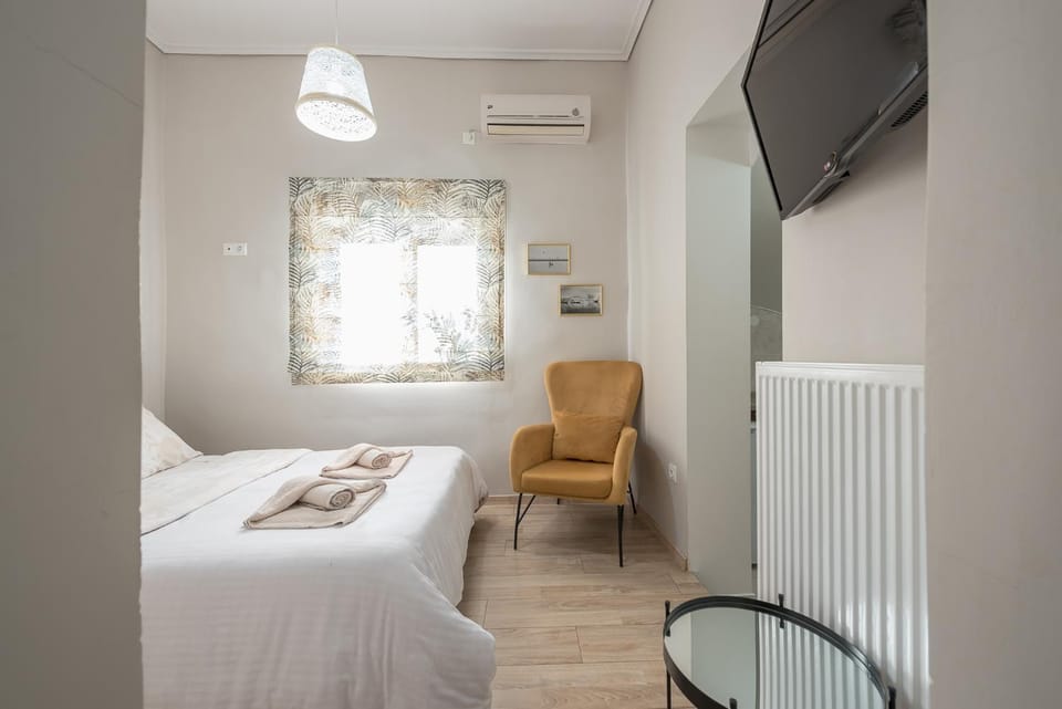 Bed, TV and multimedia, Photo of the whole room, Seating area, Bedroom, internet, air conditioner