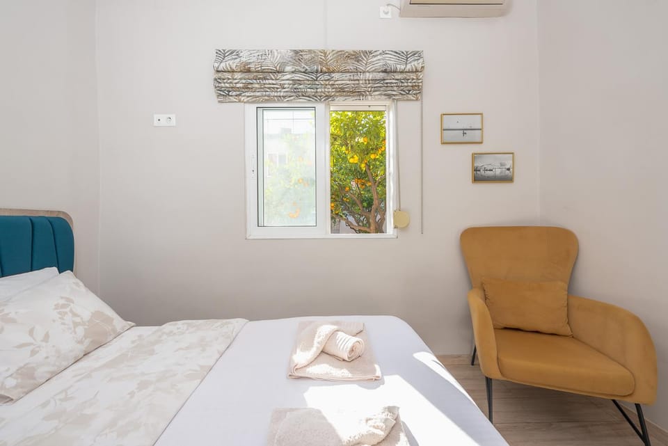 Bed, Photo of the whole room, Seating area, Bedroom, towels, air conditioner
