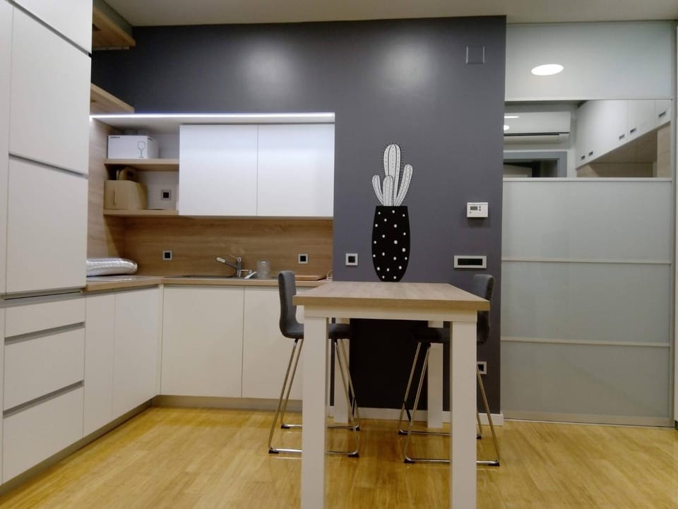 Kitchen or kitchenette, Other, Dining area, stove