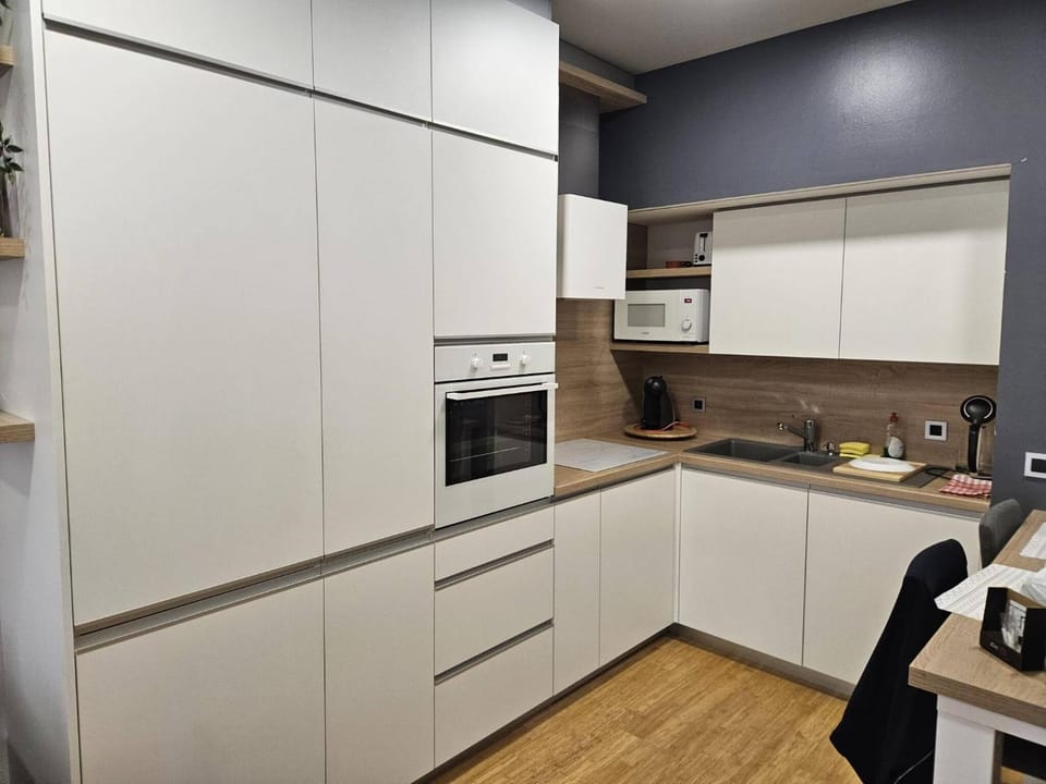 Coffee/tea facilities, Kitchen or kitchenette, microwave, oven, stove