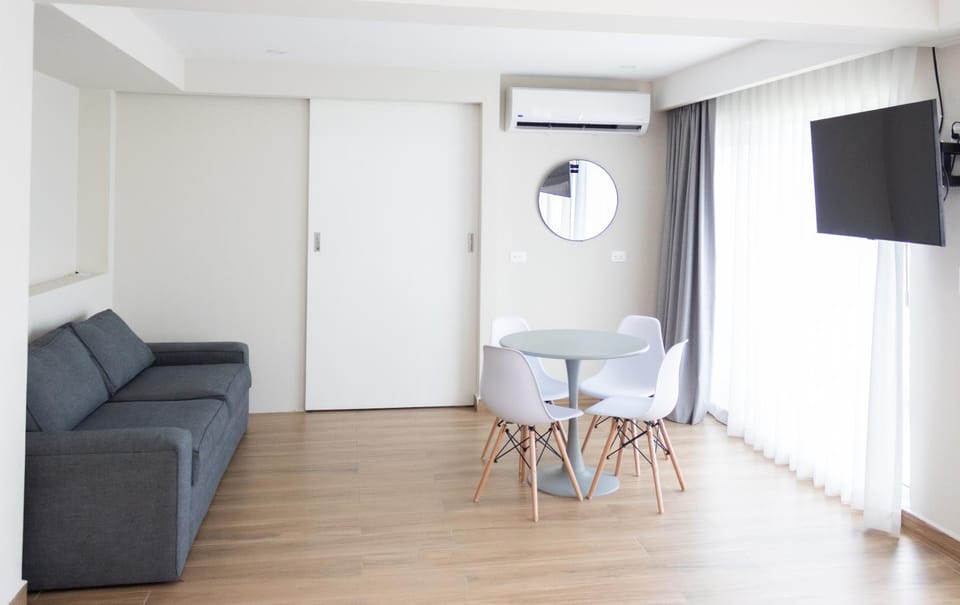 Communal lounge/ TV room, TV and multimedia, Living room, Seating area, Dining area, air conditioner
