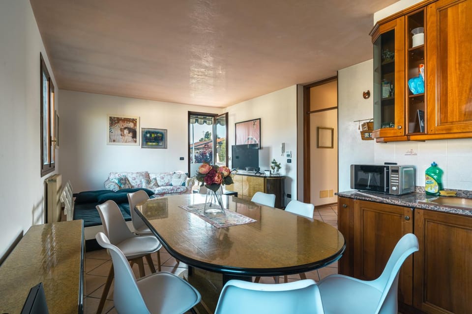 Communal lounge/ TV room, TV and multimedia, Dining area, stove, stove