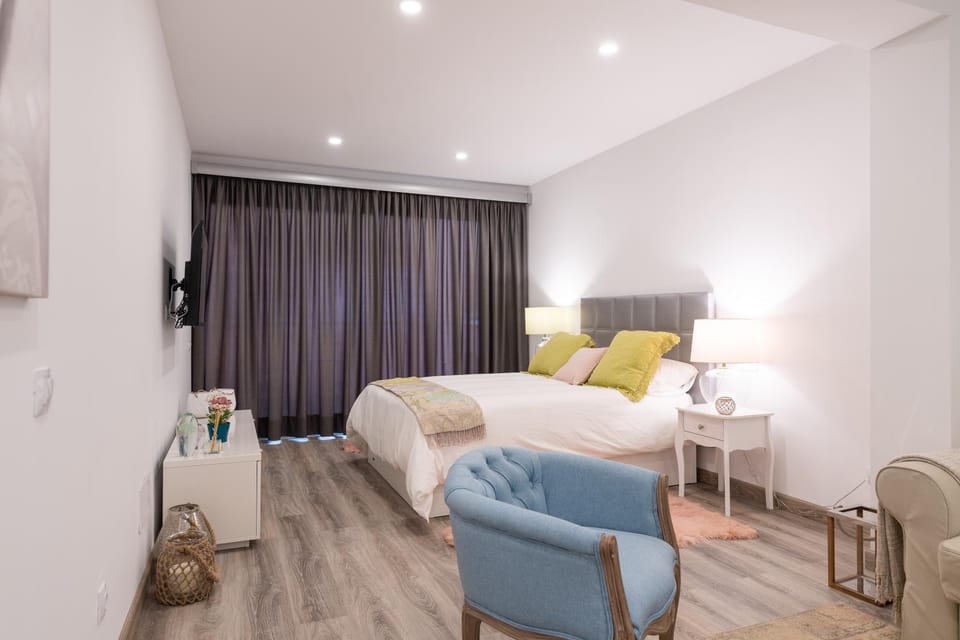Bed, TV and multimedia, Photo of the whole room, Seating area, Bedroom