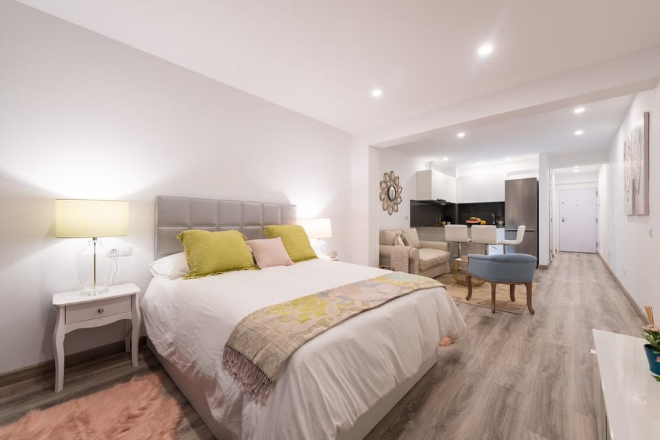 Bed, Photo of the whole room, Seating area, Bedroom