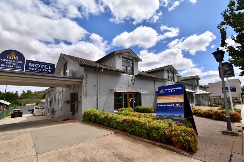Property building, Facade/entrance, Property logo or sign, Street view