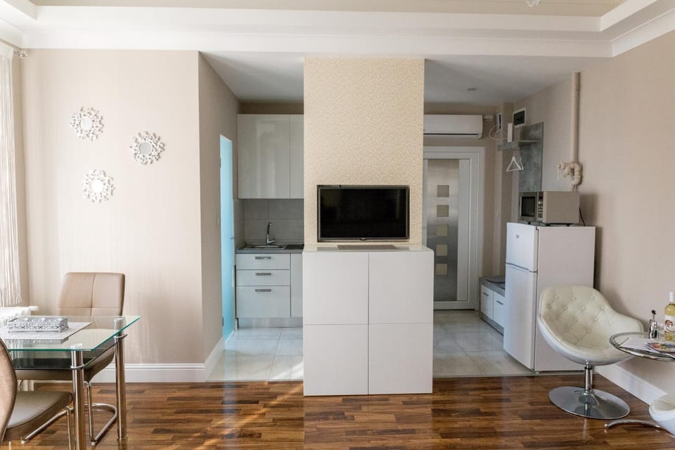 TV and multimedia, Kitchen or kitchenette, Living room, Seating area, Dining area, Bedroom