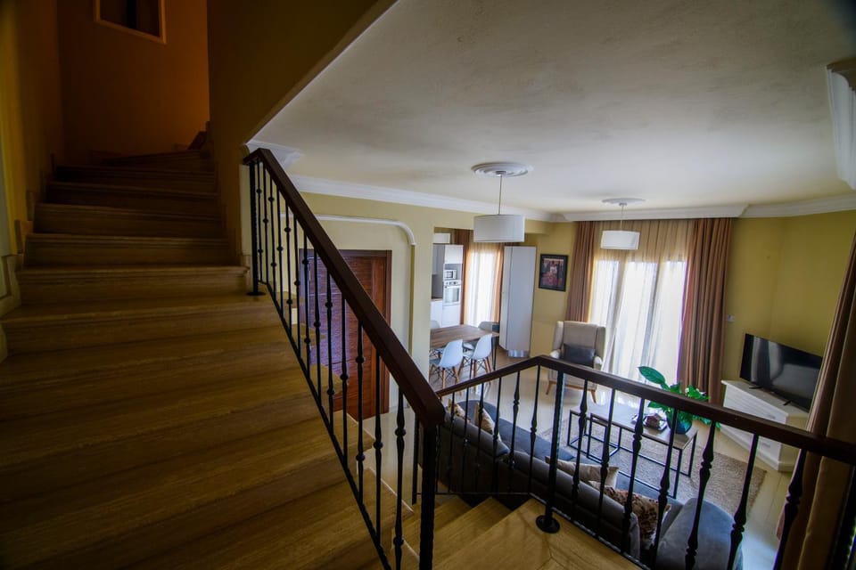 Communal lounge/ TV room, Bed, TV and multimedia, Living room, Seating area, Evening entertainment