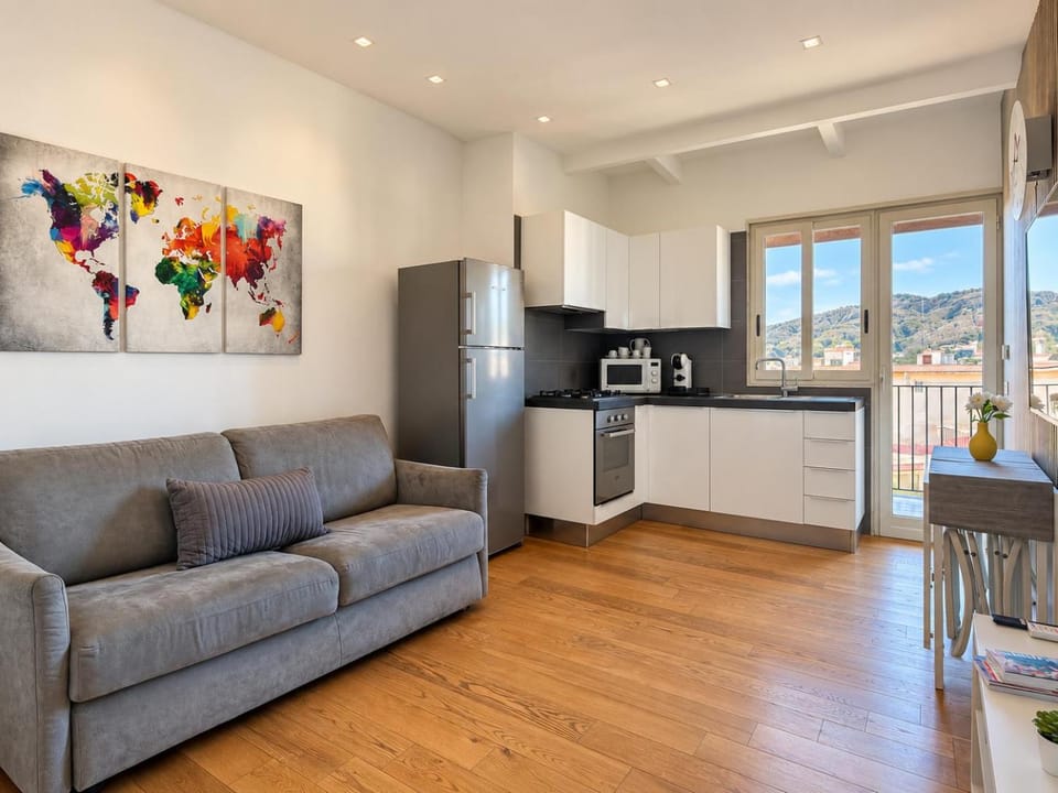 Kitchen or kitchenette, Living room, Dining area, oven